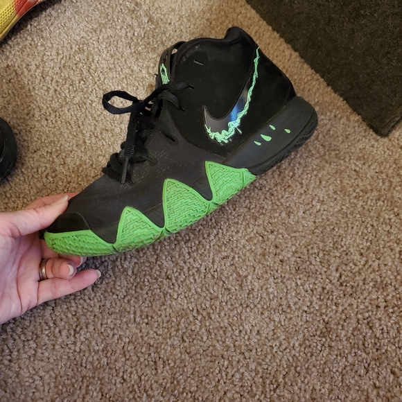 Nike shoes - Picture 1 of 3